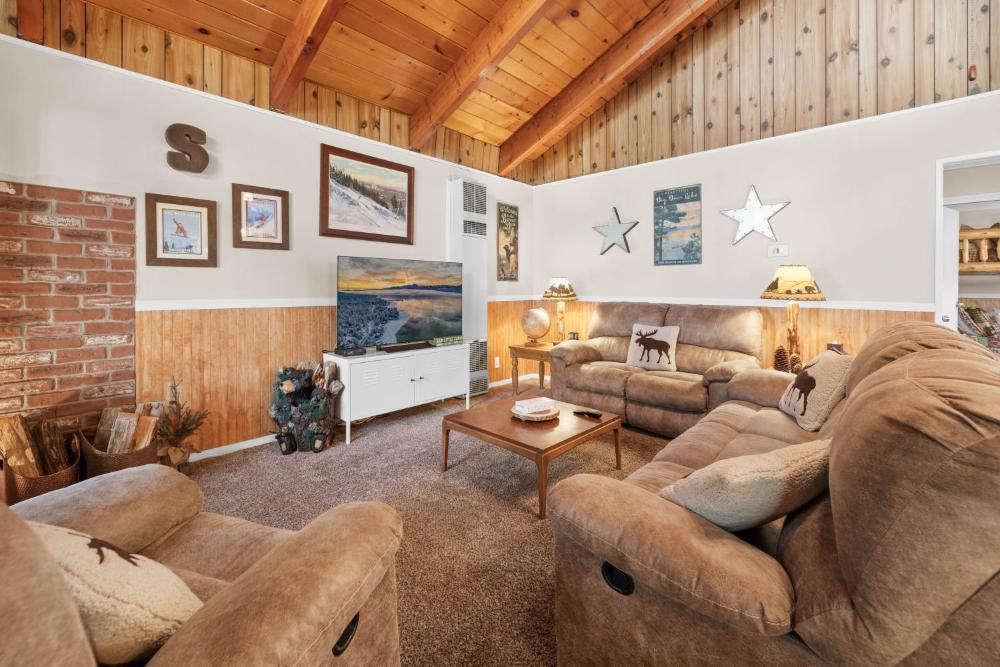 Hythe Cabin - Adorable Cabin, Fireplace, Deck, Barbecue
